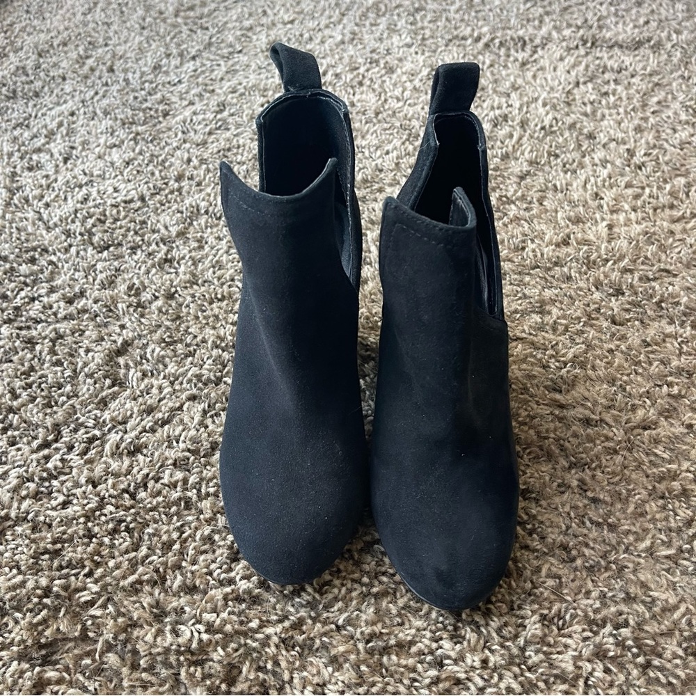 Steve Madden Nella cut out booties 5.5M